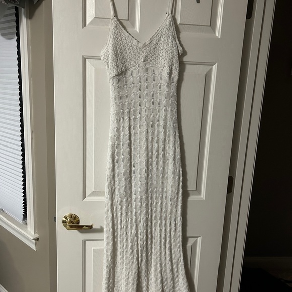 Elegant White Sleeveless Dresses - Picture 3 of 5